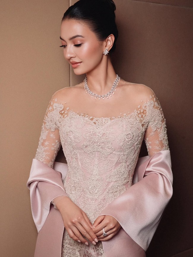 Kebaya bernuansa dusty pink tersebut dihiasi detail lace dan embroidery floral yang rumit. Material transparan di bagian lengan dan dada memberi kesan feminin sekaligus elegan. Foto: Instagram/@ralineshah