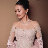 Kebaya bernuansa dusty pink tersebut dihiasi detail lace dan embroidery floral yang rumit. Material transparan di bagian lengan dan dada memberi kesan feminin sekaligus elegan. Foto: Instagram/@ralineshah