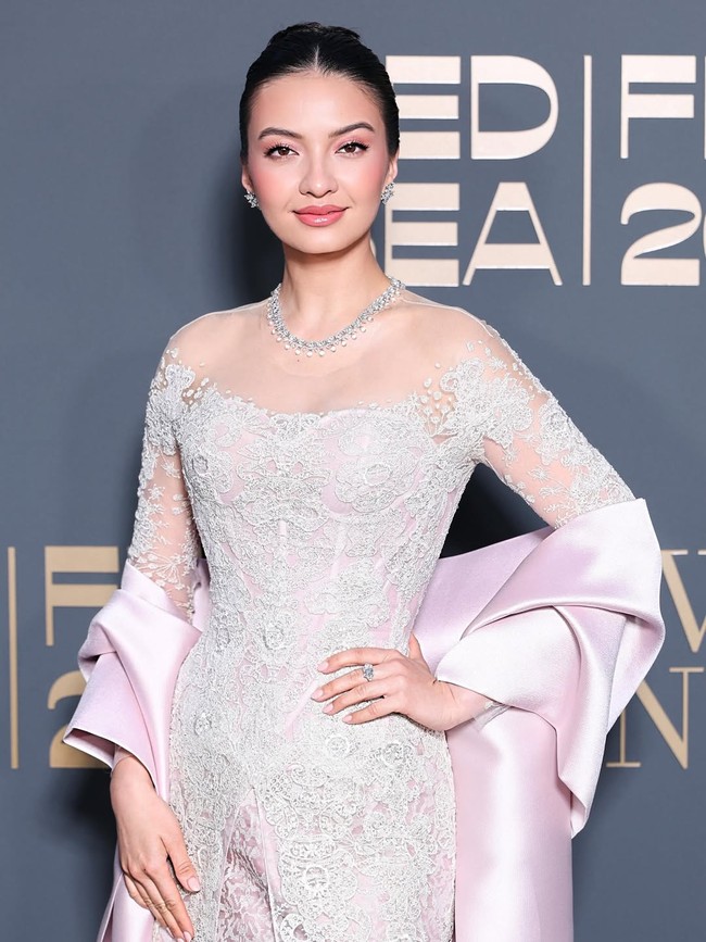 Aktris sekaligus entrepreneur ini memilih mengenakan kebaya Indonesia rancangan Sapto Djojokartiko yang diinterpretasikan dalam sentuhan modern dan mewah. Siluetnya tampak klasik, namun tetap terkesan kontemporer. Foto: Instagram/@ralineshah