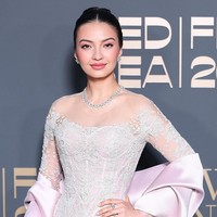 Aktris sekaligus entrepreneur ini memilih mengenakan kebaya Indonesia rancangan Sapto Djojokartiko yang diinterpretasikan dalam sentuhan modern dan mewah. Siluetnya tampak klasik, namun tetap terkesan kontemporer. Foto: Instagram/@ralineshah