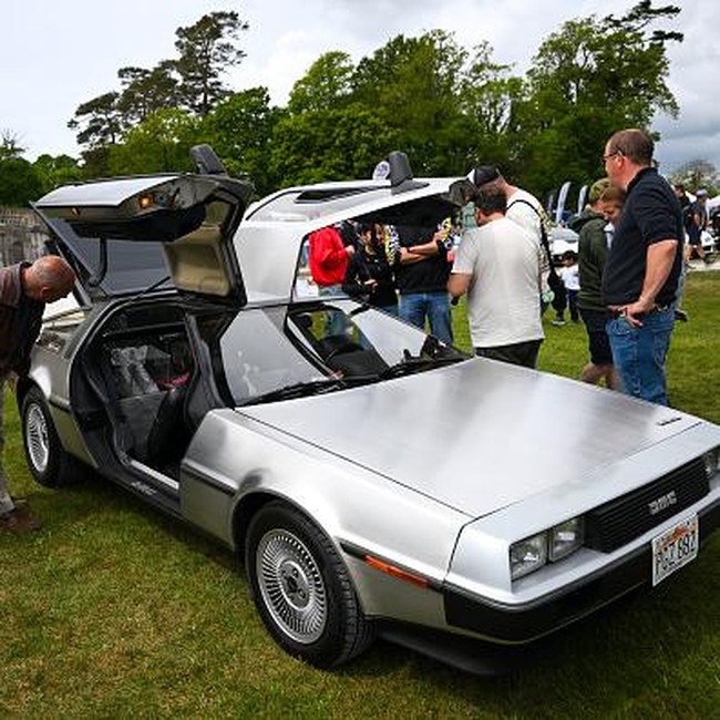 Ratusan Mobil Klasik Ramaikan Lulworth Castle