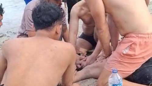 Korban tenggelam di Pantai Pasir Putih, Desa Bugbug, Karangasem saat diberikan pertolongan sebelum akhirnya dinyatakan meninggal dunia, Minggu (17/5/2026).