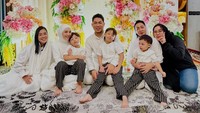 Rizal bersyukur mendapat kesempatan menunaikan ibadah haji dan memohon doa kepada keluarga besar dan sahabat. Foto: Instagram @rizalarmada