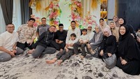 Mohon doa dari teman2 semua untuk kelancaran proses ibadah kami nanti, dan kami pun mendoakan semua teman2 yg melihat postingan ini. Semoga Allah undang kita (lagi dan lagi) untuk terus datang ke Baitullah, memenuhi undangan Nya, Aamiin Ya Rabb, tulis Rizal dan Monica. Foto: Instagram @rizalarmada