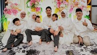 Sungguh ini di luar ekspektasi kami Ya Allah, Engkau perkenankan kami untuk bisa datang ke Baitullah untuk melaksanakan rukun kelima kami. Semoga Allah terima segala bentuk amal dan ibadah kami, mengampuni semua dosa2 kami, dan mengabulkan semua doa2 baik kami, ungkapnya. Foto: Instagram @rizalarmada