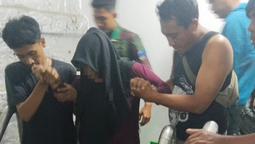 Seorang penumpang KMP Parama Kalyani dievakuasi dari kapal setelah mengalami pecah ketuban di Pelabuhan Padangbai, Karangasem, Bali, Sabtu (16/5/2026). (Foto: Dok. ASDP Padangbai)