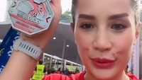 Shinta Bachir memamerkan medali setelah berhasil finish untuk kategori 10K. (Foto: dok Instagram shinta_bachir86)