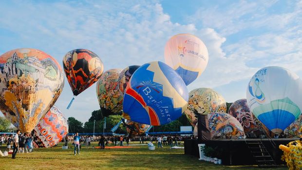 Suasana festival balon udara di Alun-alun Utara Solo, Minggu (17/5/2026).