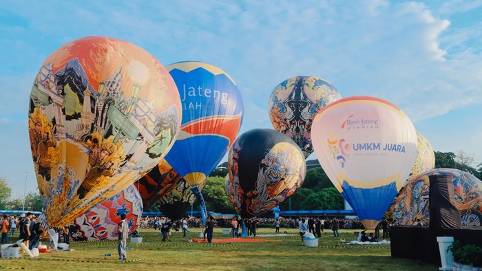Suasana festival balon udara di Alun-alun Utara Solo, Minggu (17/5/2026).