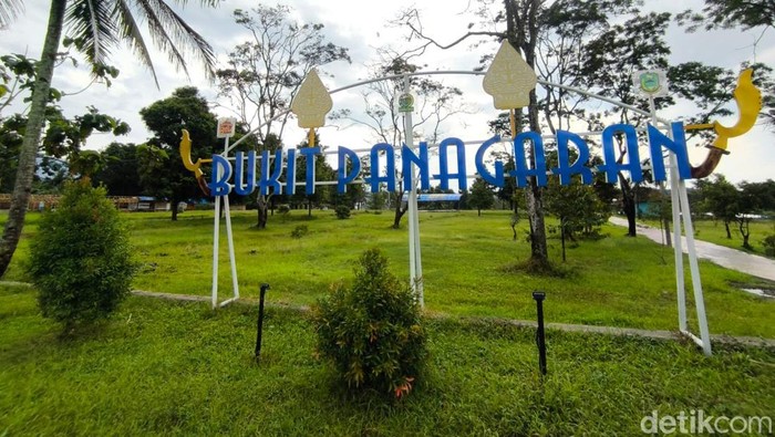Suasana objek wisata bukit Panagaran Kuningan