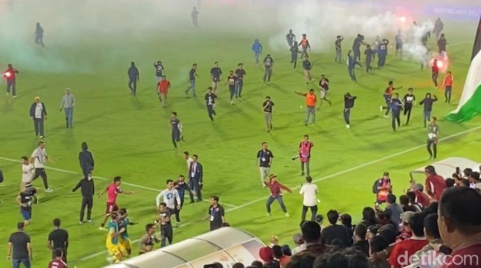 Suporter masuk ke dalam lapangan hingga menyerang pemain Persib Bandung usai PSM Makassar kalah di Stadion Gelora BJ Habibie.