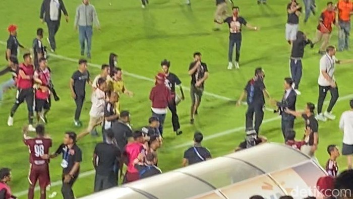 Suporter mengerumuni pemain Persib Bandung Marc Klok usai laga melawan PSM Makassar di Stadion Gelora BJ Habibie.