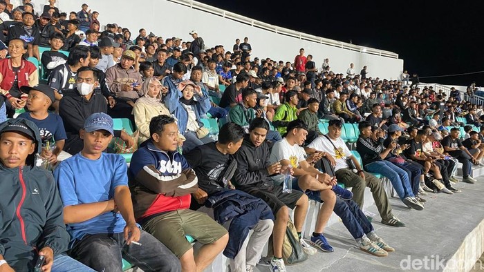 Suporter Persib Bandung, Bobotoh dan Viking berada di sisi utara Stadion Gelora BJ Habibie untuk menyaksikan laga melawan PSM Makassar.