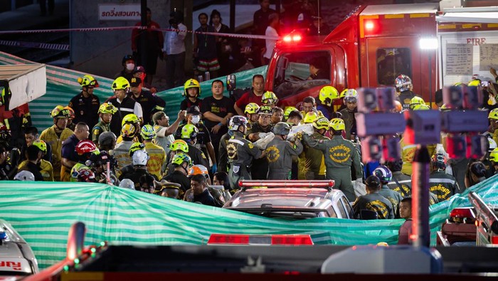 Tabrakan kereta barang dengan bus di Bangkok, Thailand (Foto: Getty Images/Lauren DeCicca)