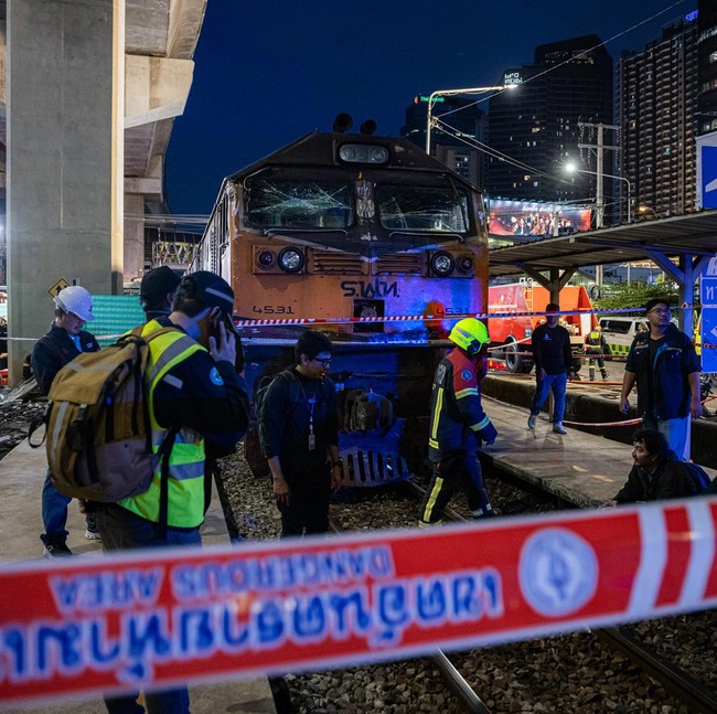 Tabrakan Maut di Pusat Bangkok, Delapan Orang Tewas