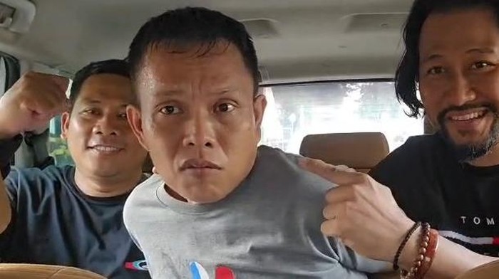 Tampang Feri (tengah), pelaku penyekapan dan pemerkosaan mahasiswi di Makassar saat ditangkap polisi di Surabaya.