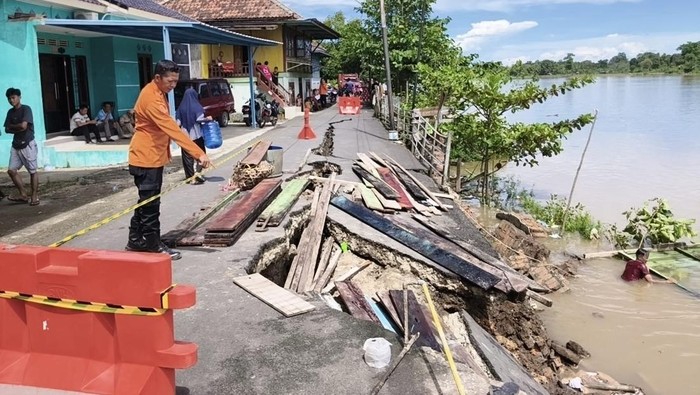 Tanah longsor akibat erosi Sungai Musi di wilayah Muba.