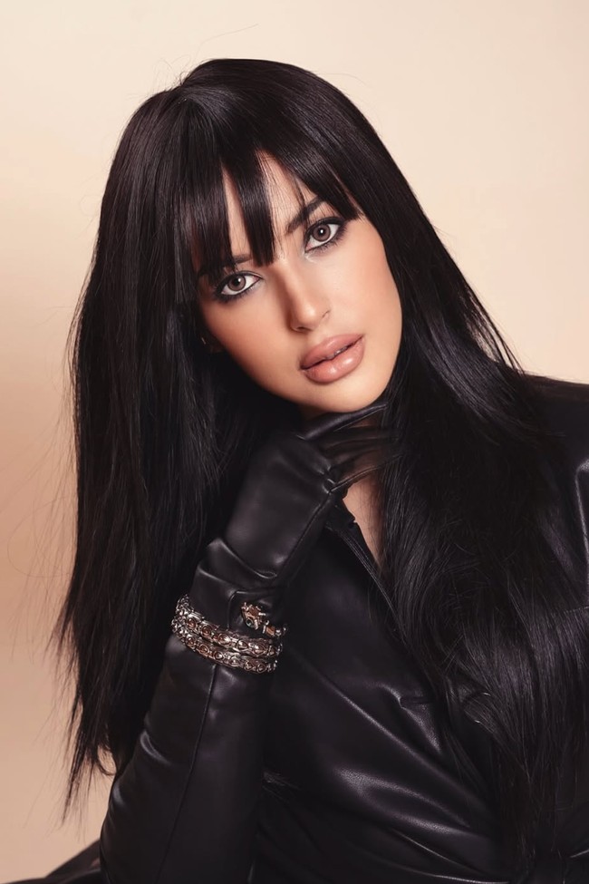 Makeup-nya cenderung glam soft matte dengan fokus kuat pada mata dan bibir. Menggunakan smokey eyeliner hitam yang cukup tajam sehingga mata terlihat lebih besar dan intens. Sementara bagian bibir memakai lipstik nude pink-brown glossy dengan teknik overlined sehingga terlihat lebih penuh dan plumpy. Foto: Instagram/@tasyafarasya