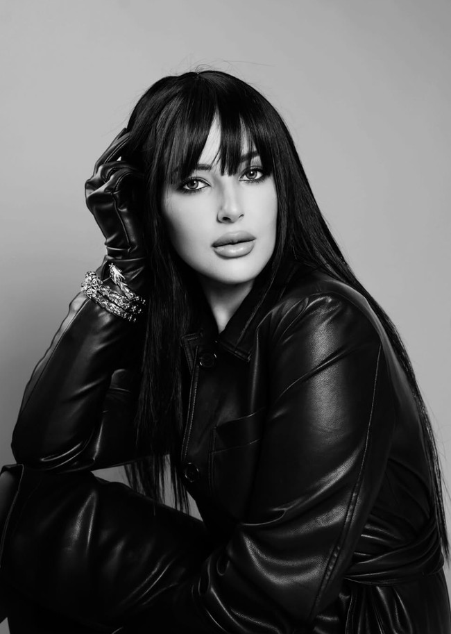 Beberapa foto hadir dalam warna hitam-putih. Meski demikian hal itu tak mengurangi pesona yang dipancarkan Tasya Farasya. Foto: Instagram/@tasyafarasya