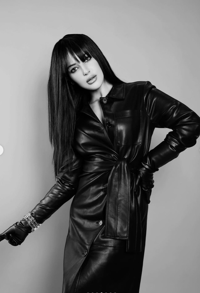 Salah satu yang menjadi fokus utama dalam penampilan Tasya kali ini ialah poni depan model full fringe yang menutupi dahinya. “the bangs changed her personality (poni ini mengubah kepribadiannya),” tulis Tasya. Foto: Instagram/@tasyafarasya