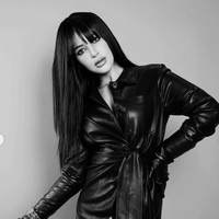 Salah satu yang menjadi fokus utama dalam penampilan Tasya kali ini ialah poni depan model full fringe yang menutupi dahinya. “the bangs changed her personality (poni ini mengubah kepribadiannya),” tulis Tasya. Foto: Instagram/@tasyafarasya