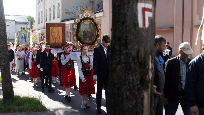 People take part in the annual pilgrimage amidst centuries-old processional images known as 'feretrony' and banners during the tradition of the 'bowing of the processional images' at the Wejherowo Calvary, in Wejherowo, Poland, May 17, 2026. REUTERS/Lukasz Glowala