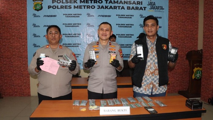 Unit Reskrim Polsek Metro Tamansari menangkap MR (21) yang menjual obat keras ilegal.