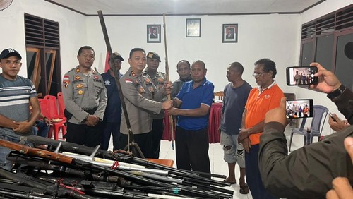 Warga Desa Narasaosina menyerahkan senjata api dan anak panah kepada Polres Flores Timur, Sabtu (16/5/2026). (Foto: Dok. Polres Flores Timur)