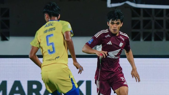 Winger PSM Makassar Rizky Eka mencoba melewati bek Persib Bandung Kakang Rudianto dalam laga di Stadion Gelora BJ Habibie.