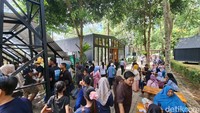 Keramaian sudah tampak sejak pagi. Antrean kendaraan roda dua maupun roda empat terlihat mengular sejak pintu masuk. Area parkir penuh, sementara arus wisatawan terus berdatangan.