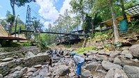 Pantauan detikJatim di lokasi, keramaian merata di hampir seluruh titik. Mulai area tenda glamping, sungai berbatu, hingga area food court dan kafe dipenuhi pengunjung.