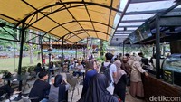 Cuaca cerah membuat banyak keluarga memanfaatkan lokasi tersebut untuk bersantai.