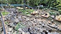 Sungai berbatu yang menjadi salah satu daya tarik Jolotundo ramai digunakan wisatawan untuk bermain air.