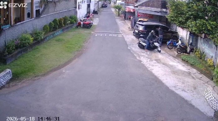 Aksi 2 pelaku pencurian tas ransel dengan modus pecah kaca mobil di Banyuwangi terekam CCTV.