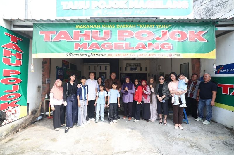 Aliya Rajasa dan keluarga Yudhoyo makan di Tahu Pojok Magelang
