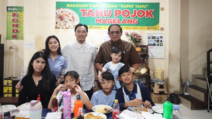Aliya Rajasa dan keluarga Yudhoyo makan di Tahu Pojok Magelang