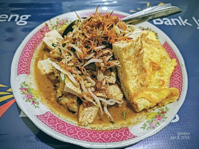 Aliya Rajasa dan keluarga Yudhoyo makan di Tahu Pojok Magelang