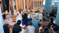 Bismillah... Sebelum melangkah ke Tanah Suci, dari lubuk hati yang paling dalam kami memohon maaf atas segala salah, lisan, maupun perbuatan. Mohon keikhlasannya agar perjalanan ibadah ini diterima dan menjadi haji yang mabrur. Terima kasih untuk semua yang sudah hadir di Pengajian & Walimatul Safar kemarin. Semoga setiap langkah ibadah diberikan kemudahan, kelancaran, dan keberkahan. Mohon doa terbaiknya, tulis Ashanty dan Anang Hermansyah dalam Instagram miliknya dilihat detikcom, Selasa (19/5/2026). Foto: dok instagram Ashanty