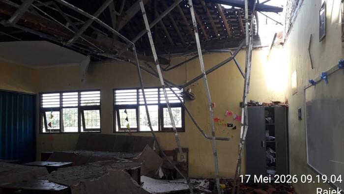 Ruang kelas 6 di SDN 2 Mlilir, Gubug, Grobogan, porak poranda usai atapnya ambrol pada Sabtu (16/5/2026) malam karena kayu penyangganya lapuk dan diterpa hujan deras.