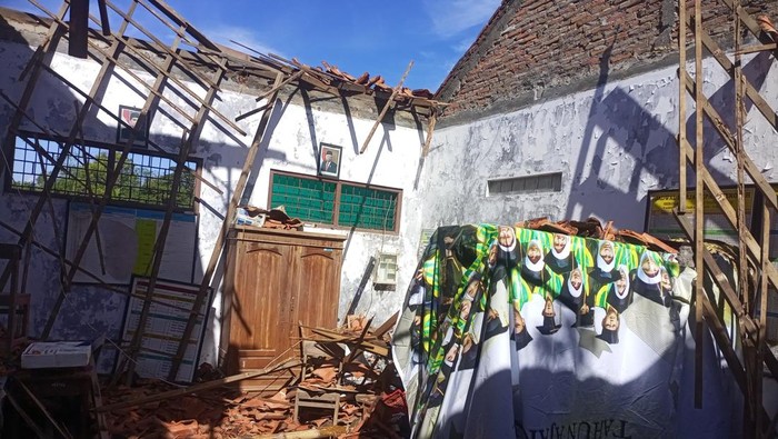 Ruang kepala sekolah di SDN 2 Mlilir, Desa Mlilir, Kecamatan Gubug, Kabupaten Grobogan, porak poranda usai atap ambrol.
