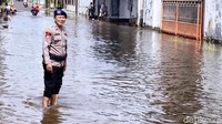 Pantauan detikJatim, rob mulai naik pada Senin (18/5/2026) pada pukul 10.00 WIB. Ketinggian air mencapai 15-20 sentimeter.