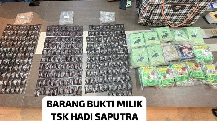 Bareskrim Polri tangkap pengedar narkoba Hadi Saputra di Balikpapan, Kalimantan Timur. Sebanyak 315 buah cartridge vape mengandung THC dan 15 paket sabu disita.
