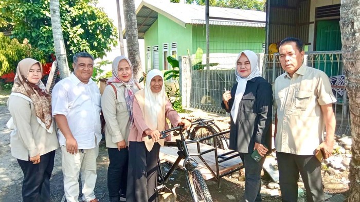 Becak Baru Bantuan Andre Rosiade Tiba di Rumah Ema, Penarik Becak Sampah Viral yang Dapat Hadiah Umrah