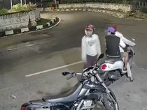 Video: Momen Tiga Pelaku Bersenjata Tajam Gagal Rampas Motor di Jakpus