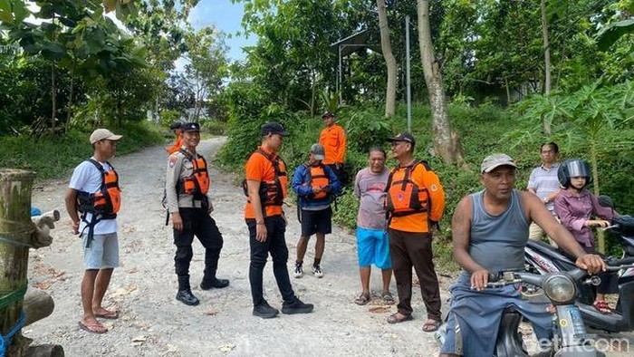 BPBD Kediri Bagikan Pelampung Jelang Flushing Sungai Brantas