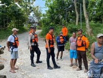 BPBD Kediri Bagikan Pelampung Jelang Flushing Sungai Brantas