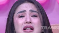 Sekarang jadi banyak yang nge-tag-tag ke anak saya. Ungkit masalah adopsi itu gak bagus banget buat emosional anak saya. Sekarang dampak sosialnya itu terjadi ke mana-mana. Makanya masyarakat itu jangan ikut campur masalah pribadi saya. Saya selalu menjaga hubungan saya dengan anak saya. Dan saya selalu menjaga privasi anak saya, terang Dewi Perssik di studio Pagi Pagi Ambyar, Trans TV, Jakarta Selatan, Senin (18/5/2026). Foto: Channel YouTube Trans TV