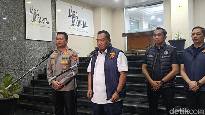 Dirkrimum Polda Metro Jaya Kombes Iman Imanuddin mengungkapkan Tim Pemburu Begal telah menangkap 8 pelaku pembegalan.