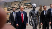 Heboh! Donald Trump Posting Foto Bareng Alien, AI atau Nyata?