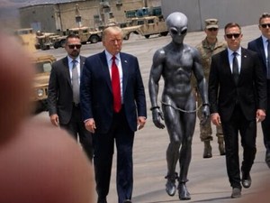 Heboh! Donald Trump Posting Foto Bareng Alien, AI atau Nyata?